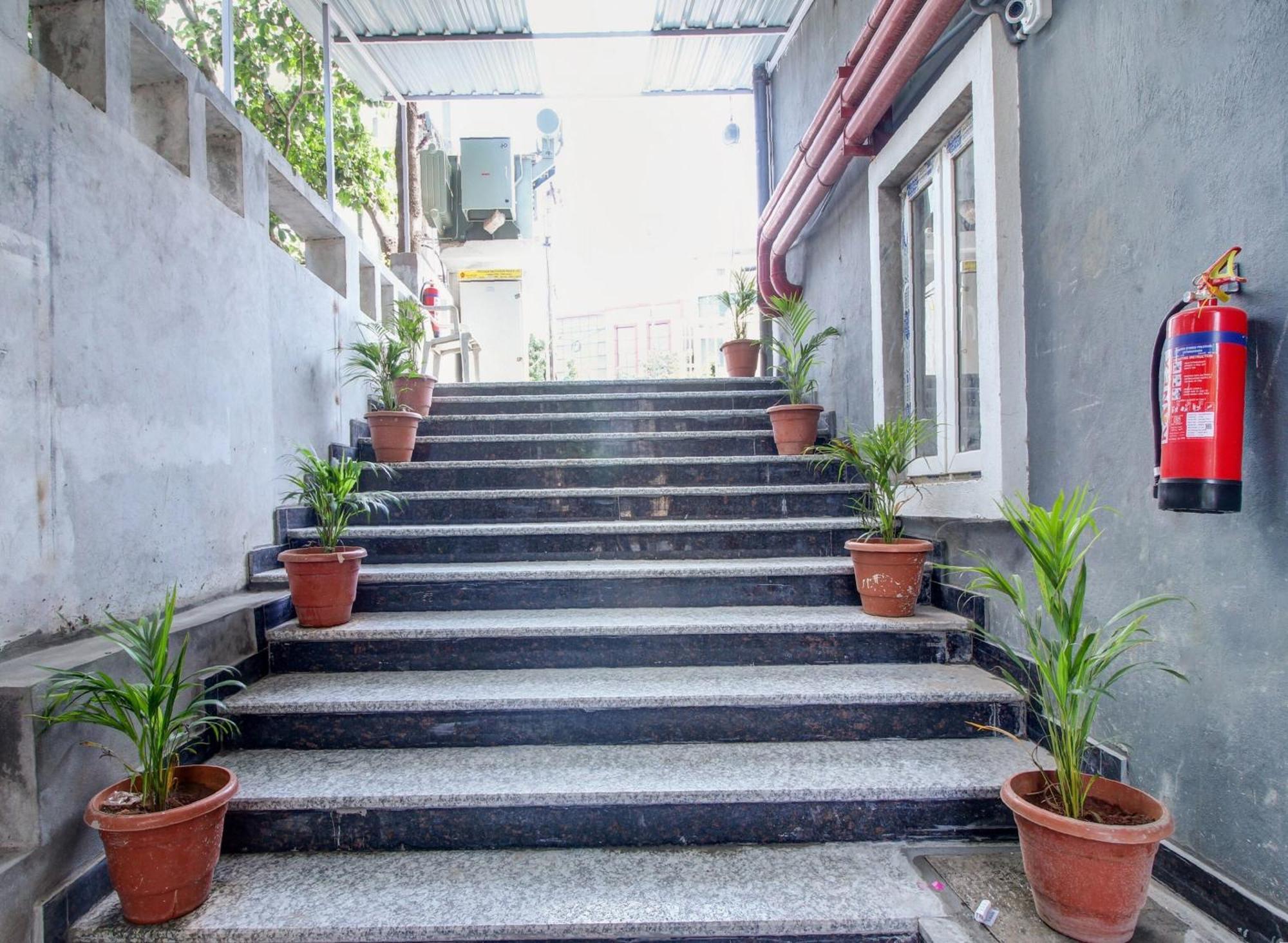 Super Townhouse Rcc Majestic 397 Lb Nagar Hotel Hyderabad Exterior photo